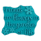 Blaugrüner Textstempel für Ton mit dem englischen Spruch 'Friends are flowers in the garden of life'. Hochwertiges Töpferwerkzeug mit Blumen-Motiven für saubere Prägungen in Keramik.