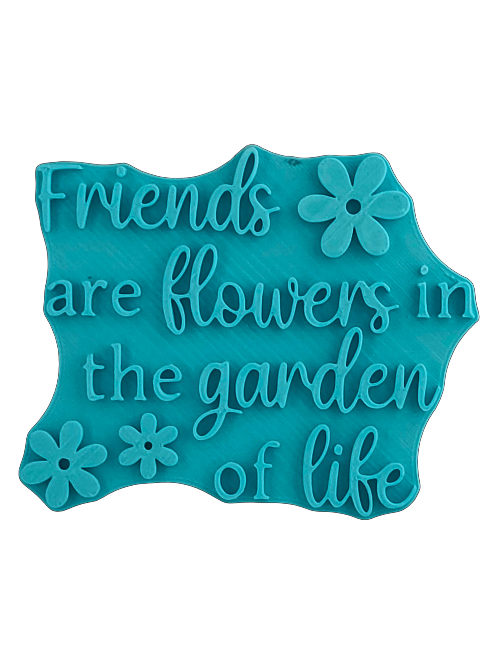 Blaugrüner Textstempel für Ton mit dem englischen Spruch 'Friends are flowers in the garden of life'. Hochwertiges Töpferwerkzeug mit Blumen-Motiven für saubere Prägungen in Keramik.