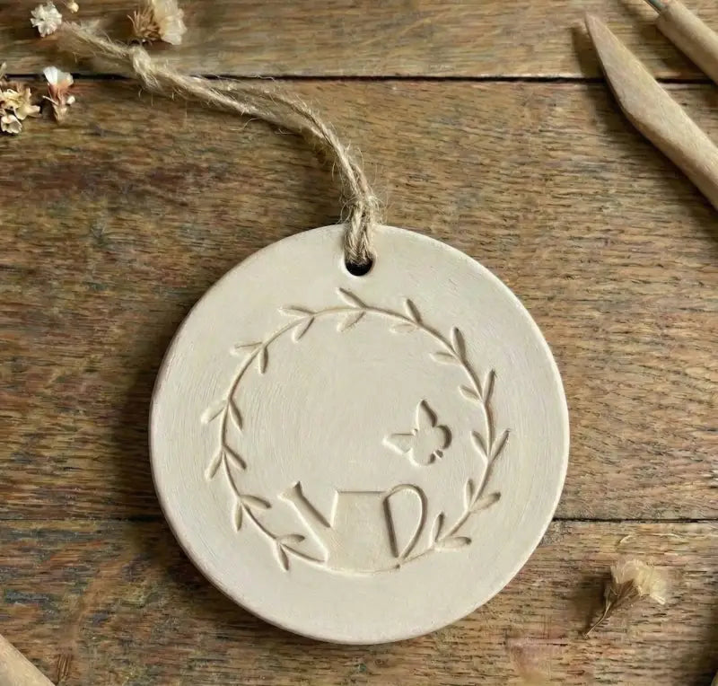 Keramikstempel ’Frühlingskranz Gießkanne’ – Ostermotiv für Ton - osterstempel