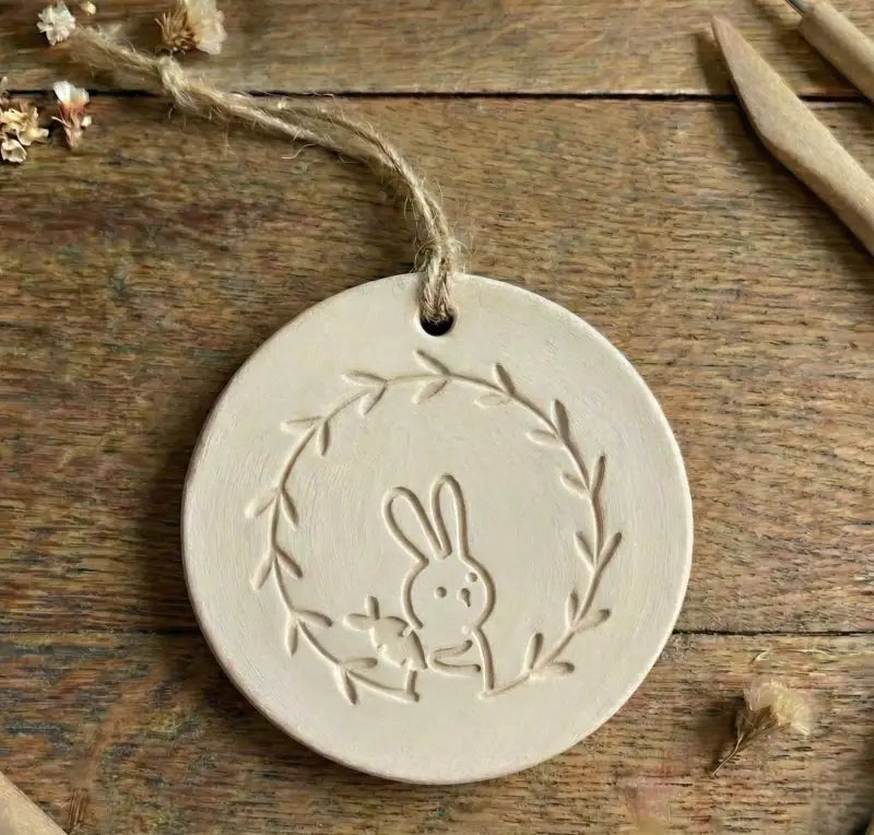 Keramikstempel ’Frühlingskranz Hase’ – Ostermotiv für Ton - osterstempel