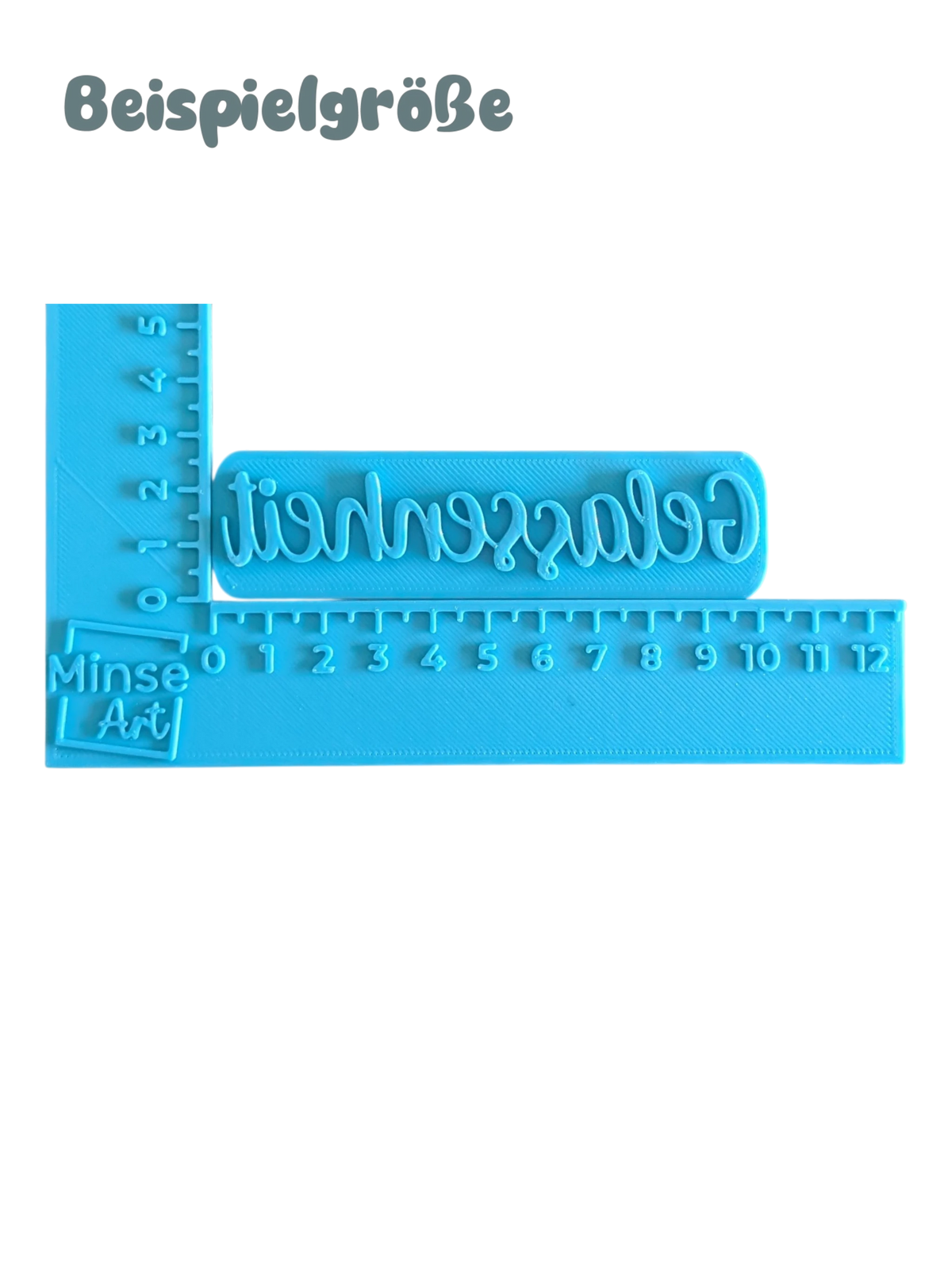 Direkte Draufsicht auf den blauen Tonstempel mit dem Schriftzug Gelassenheit und feinen Konturen.