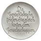 Präziser Stempelabdruck des Spruchs 'Die Gerüchteküche finden Sie gleich hinter dem Geredeschuppen' in hellem Ton. Sauberes Relief in eleganter Schreibschrift, erstellt mit einem MinseArt Keramikstempel.