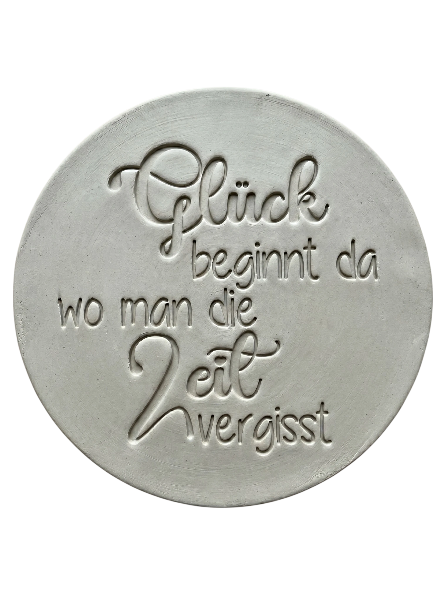 Präziser Stempelabdruck einer Lebensweisheit in hellem Ton. Die harmonische Kombination aus schwungvoller Schreibschrift und moderner Typografie erzeugt ein sauberes Relief auf der runden Tonplatte.