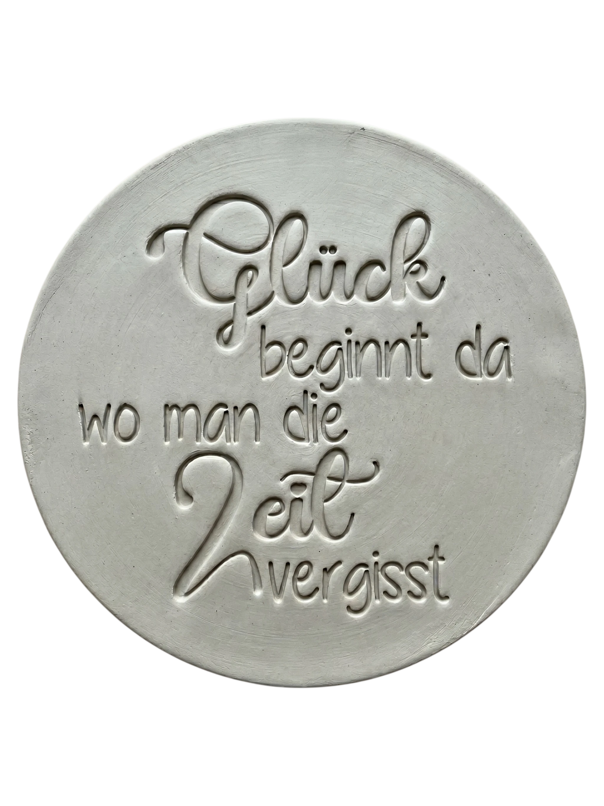 Präziser Stempelabdruck einer Lebensweisheit in hellem Ton. Die harmonische Kombination aus schwungvoller Schreibschrift und moderner Typografie erzeugt ein sauberes Relief auf der runden Tonplatte.