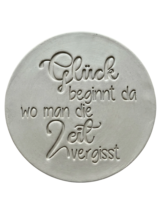 Präziser Stempelabdruck einer Lebensweisheit in hellem Ton. Die harmonische Kombination aus schwungvoller Schreibschrift und moderner Typografie erzeugt ein sauberes Relief auf der runden Tonplatte.