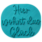 Präziser Stempelabdruck 'Hier wohnt das Glück' in hellem Ton. Das tiefe Relief der modernen Handschrift auf der runden Tonplatte zeigt die feinen Konturen des MinseArt Textstempels.