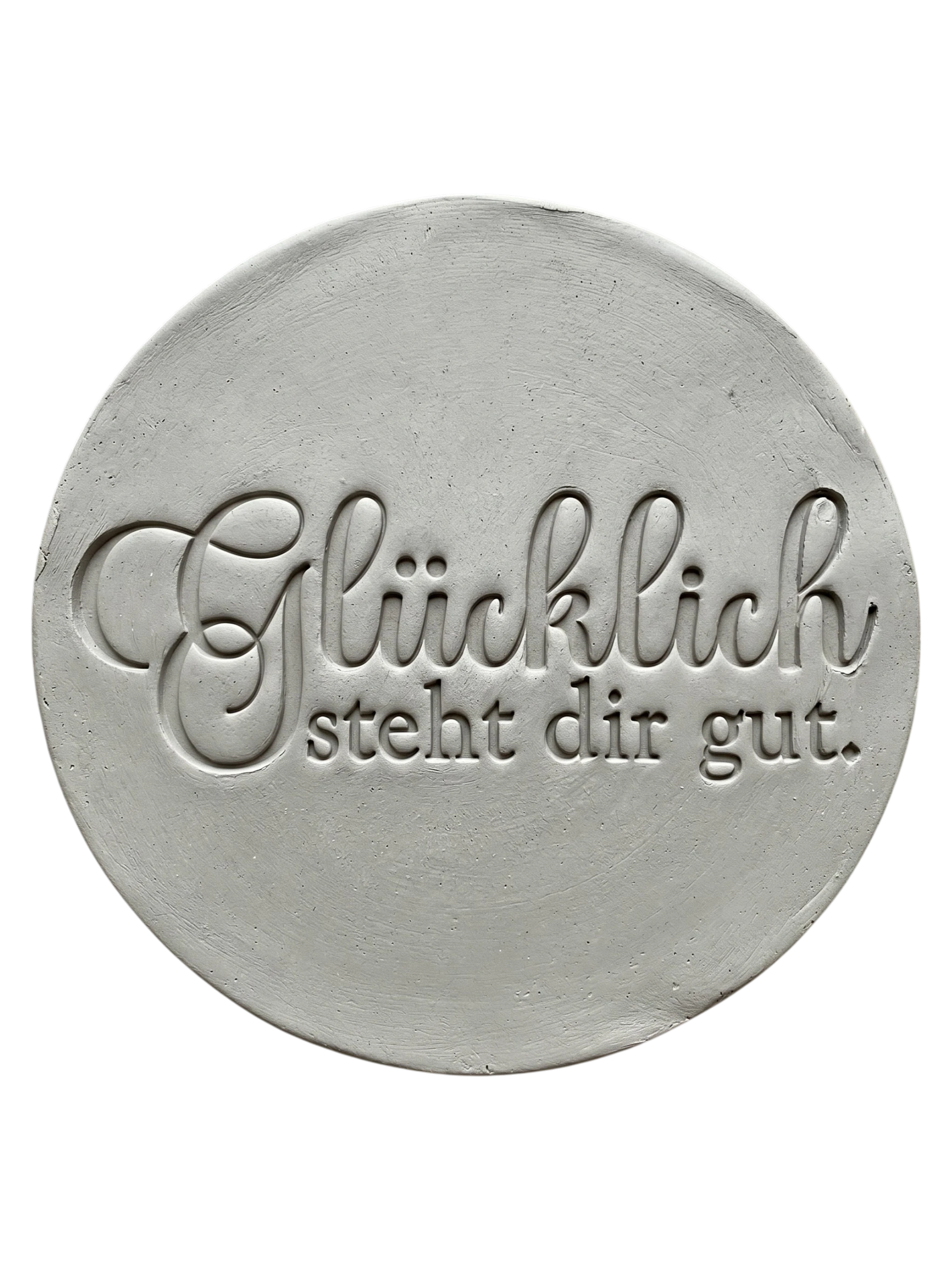 Sauberer Stempelabdruck des Spruchs 'Glücklich steht dir gut' in hellem Ton. Die Kombination aus eleganter Schreibschrift und klarer Druckschrift erzeugt ein präzises Relief.