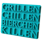 Türkisfarbener Keramikstempel für Ton mit dem lustigen Schriftzug 'Grillen Chillen Bierchen Killen'. Hochwertiges Töpferwerkzeug mit klaren Druckbuchstaben für witzige Keramikprojekte.