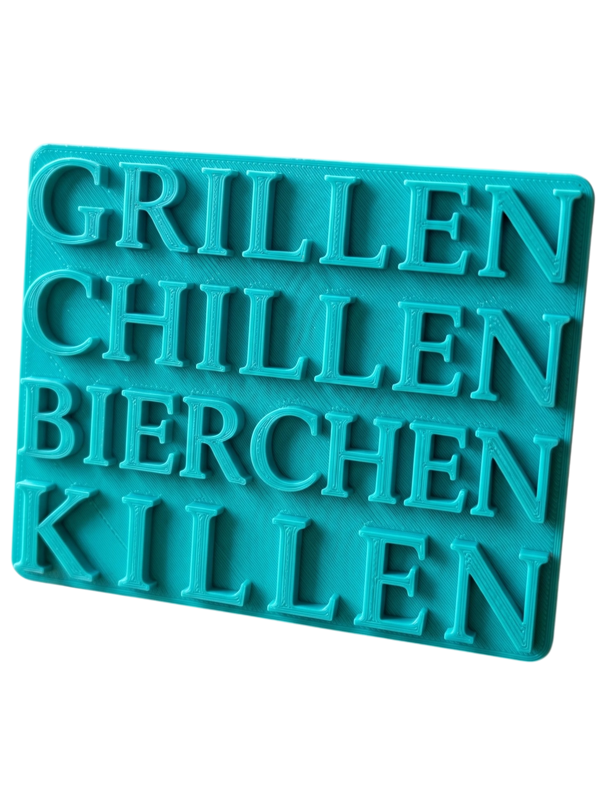 Türkisfarbener Keramikstempel für Ton mit dem lustigen Schriftzug 'Grillen Chillen Bierchen Killen'. Hochwertiges Töpferwerkzeug mit klaren Druckbuchstaben für witzige Keramikprojekte.