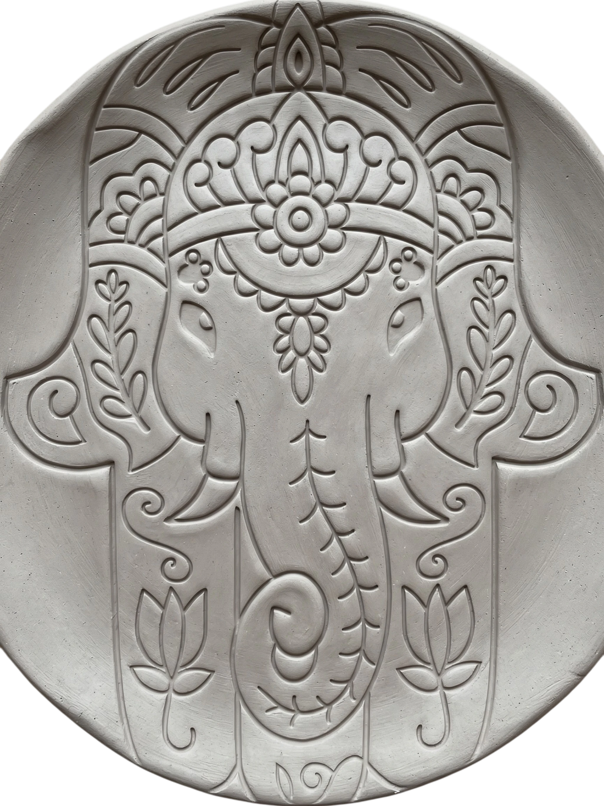 Detailreicher Abdruck einer Hamsa Hand mit Ganesha in einer runden Tonplatte. Präzises Relief für die Gestaltung von Schutzsymbolen aus Keramik.