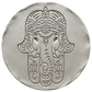 Detailreicher Abdruck einer Hamsa Hand mit Ganesha in einer runden Tonplatte. Präzises Relief für die Gestaltung von Schutzsymbolen aus Keramik.