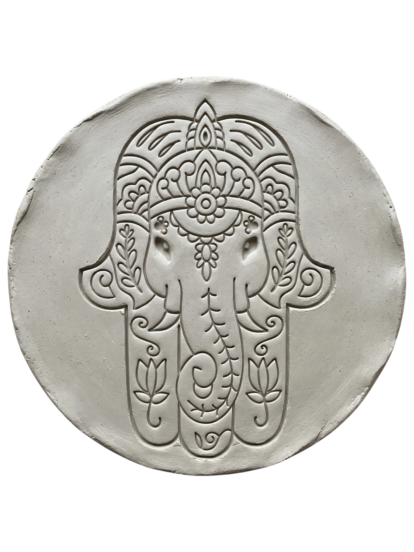 Detailreicher Abdruck einer Hamsa Hand mit Ganesha in einer runden Tonplatte. Präzises Relief für die Gestaltung von Schutzsymbolen aus Keramik.