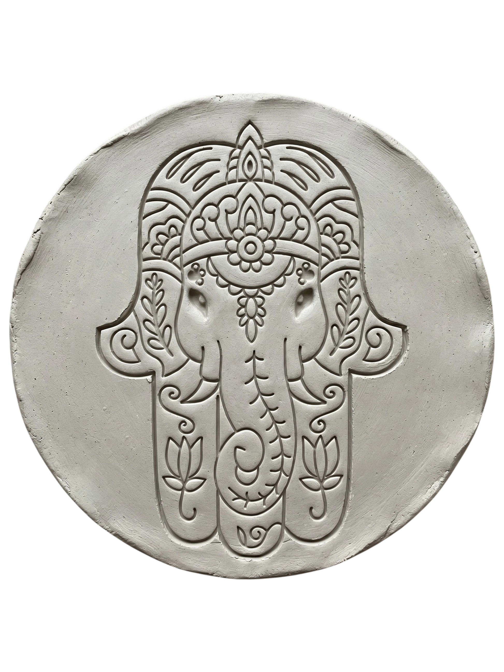 Detailreicher Abdruck einer Hamsa Hand mit Ganesha in einer runden Tonplatte. Präzises Relief für die Gestaltung von Schutzsymbolen aus Keramik.