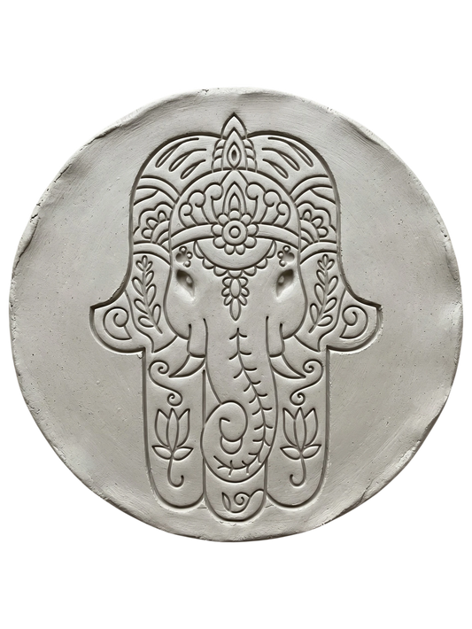 Detailreicher Abdruck einer Hamsa Hand mit Ganesha in einer runden Tonplatte. Präzises Relief für die Gestaltung von Schutzsymbolen aus Keramik.
