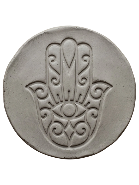 Präziser Abdruck der Hand der Fatima in einer runden Tonplatte. Das Relief zeigt das Auge und die feinen Ornamente des MinseArt Stempels.