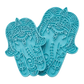 Blaugrüner Keramikstempel im Design der Hamsa Hand mit integriertem Ganesha-Motiv. Hochwertiges Töpferwerkzeug für detaillierte Prägungen in Ton.