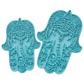 Blaugrüner Keramikstempel im Design der Hamsa Hand mit integriertem Ganesha-Motiv. Hochwertiges Töpferwerkzeug für detaillierte Prägungen in Ton.