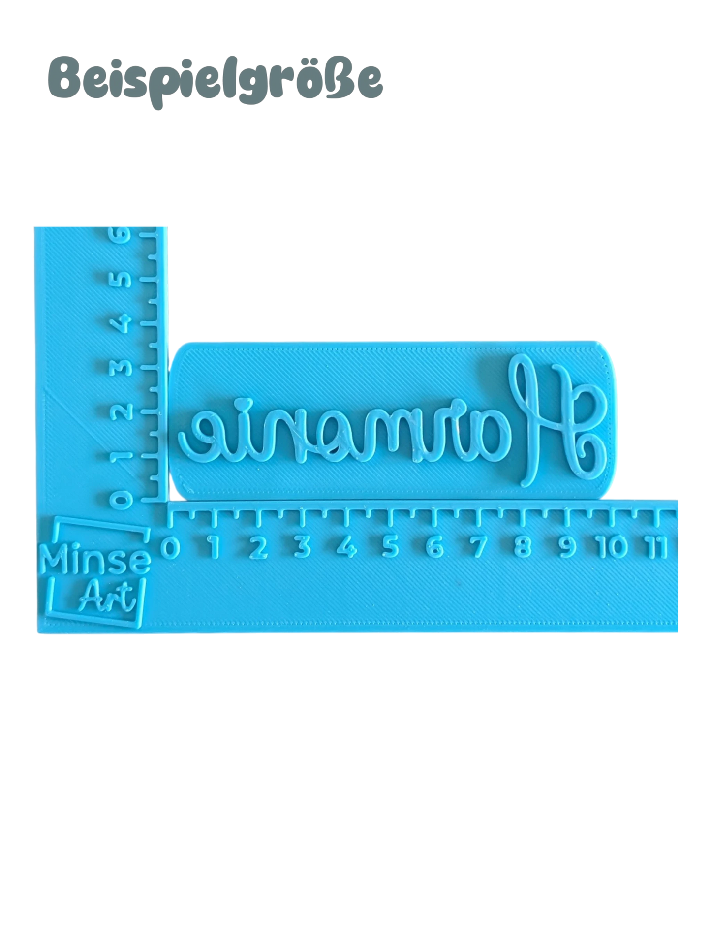 Blauer Keramikstempel mit dem Schriftzug Harmonie im blauen Winkel-Messinstrument (in cm) zur Darstellung der Größenoptionen von MinseArt.