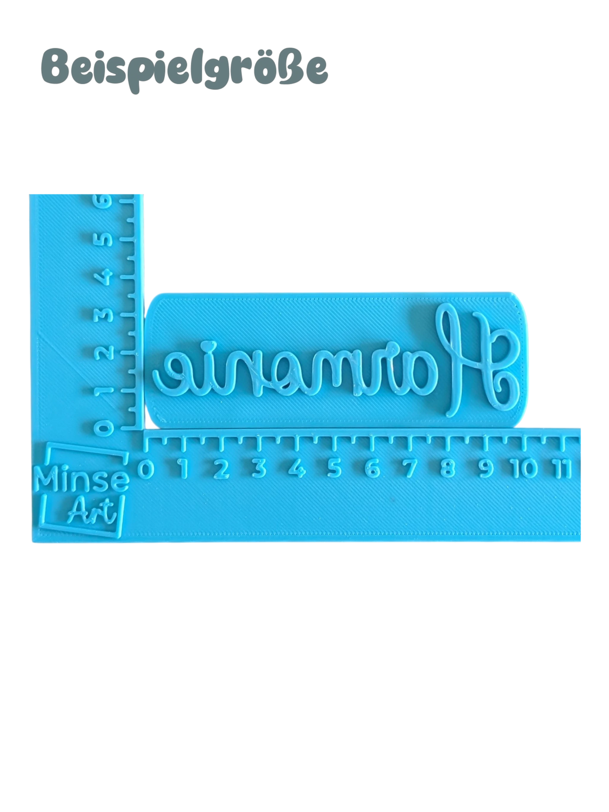 Blauer Keramikstempel mit dem Schriftzug Harmonie im blauen Winkel-Messinstrument (in cm) zur Darstellung der Größenoptionen von MinseArt.