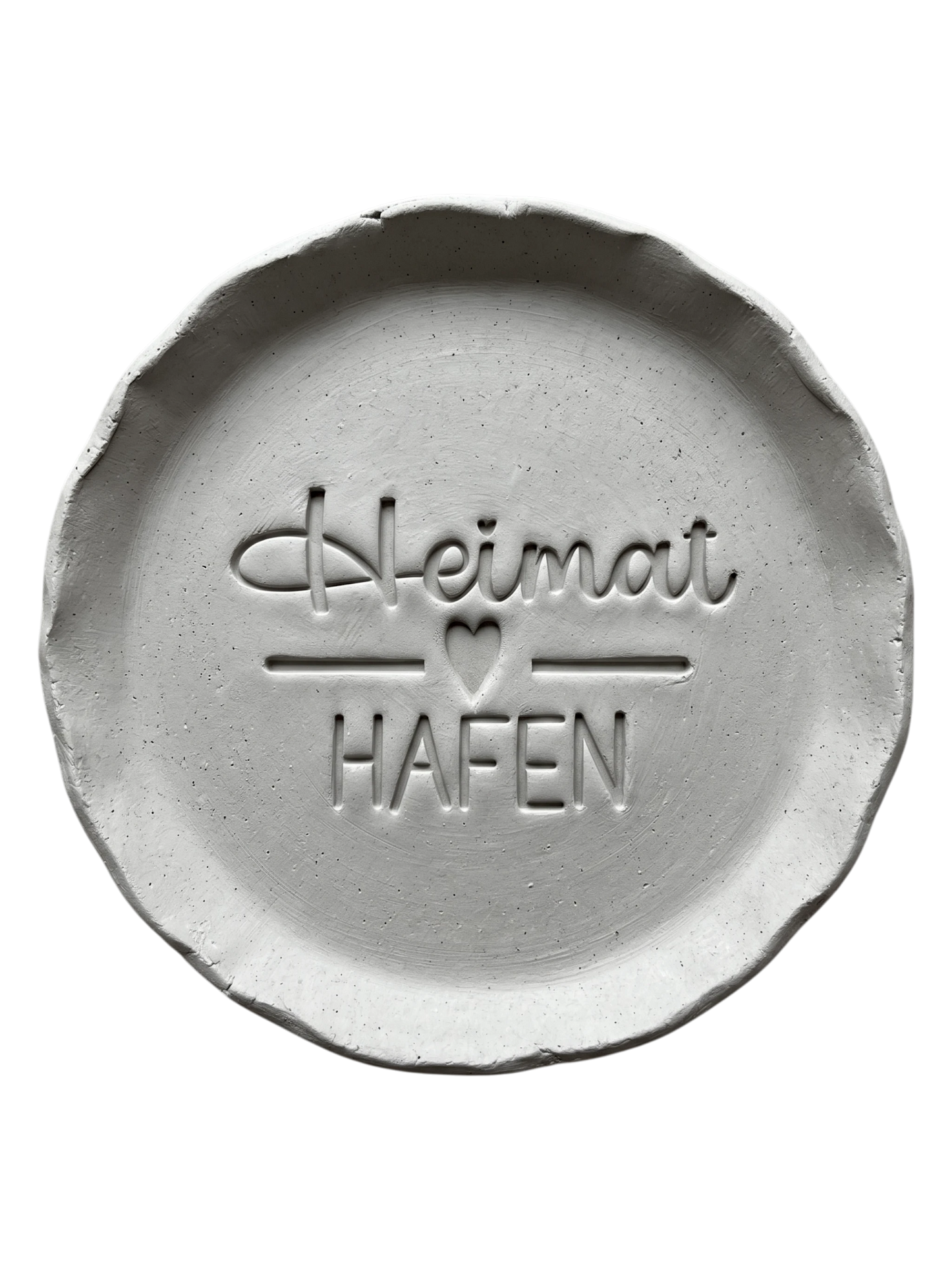 Präziser Abdruck im hellen Ton mit dem Motiv 'Heimathafen'. Kreative Töpfer-Idee für maritime Wandteller, Türschilder oder Geschenke zum Einzug.