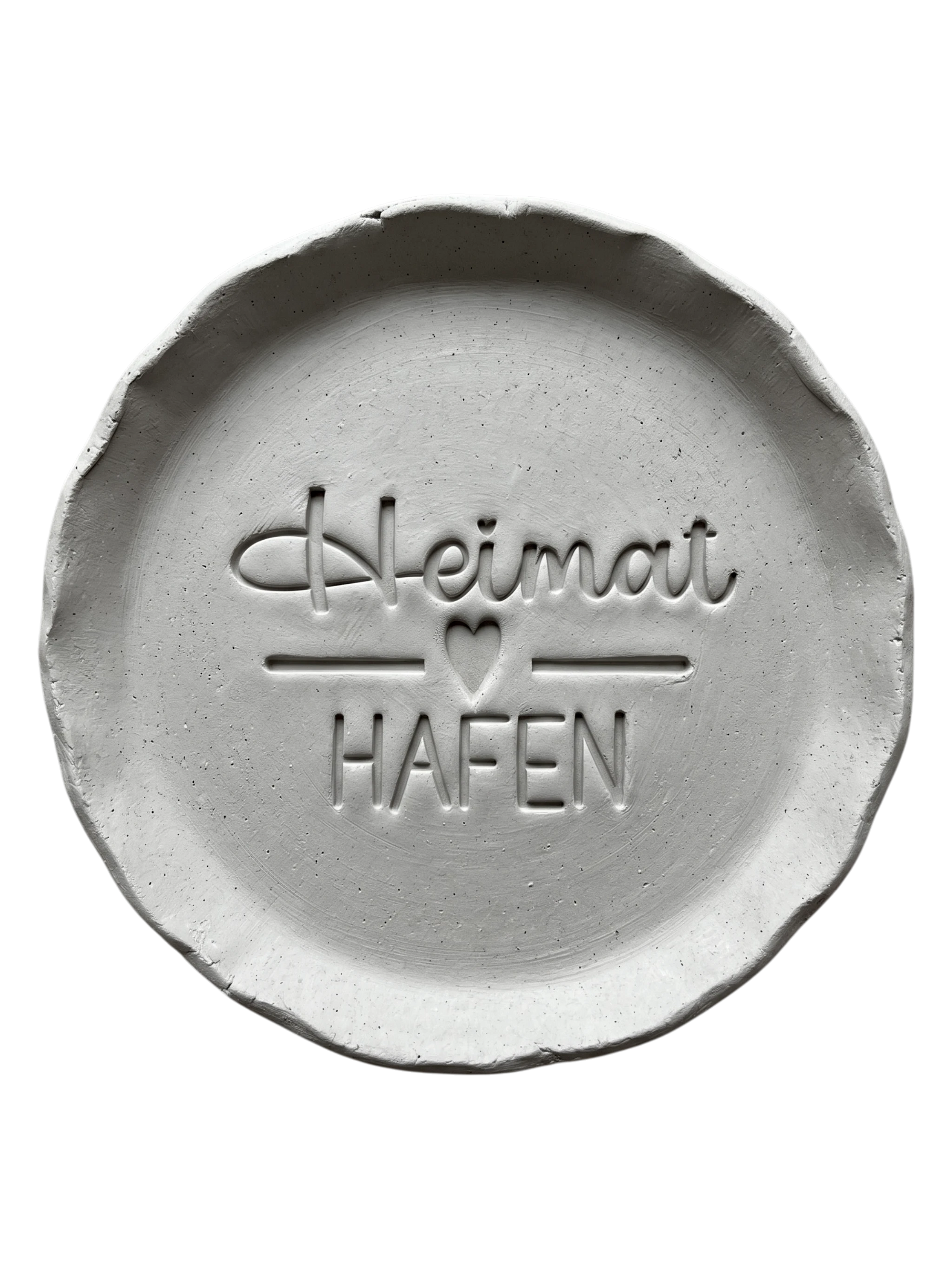 Präziser Abdruck im hellen Ton mit dem Motiv 'Heimathafen'. Kreative Töpfer-Idee für maritime Wandteller, Türschilder oder Geschenke zum Einzug.