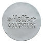 Präziser Abdruck im hellen Ton mit dem Spruch 'Hello Adventure'. Eine kreative Töpfer-Idee für Reisetagebücher aus Ton, Wandteller oder Geschenke zum Abenteuer-Start.