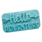Blaugrüner Textstempel für Ton mit dem Spruch 'Hello Adventure' und einem dekorativen Pfeil-Element. Stabiles Töpferwerkzeug für saubere Abdrücke in Keramik.