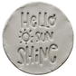 Präziser Stempelabdruck 'Hello sunshine' in hellem Ton. Die verspielte Schrift und das Sonnen-Motiv sorgen für ein klares Relief auf handgemachter Keramik.