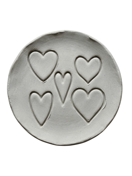 Verschiedene Herz-Motive als Abdruck im Ton: Gestaltet mit dem MinseArt Keramikstempel Set. Detailreiche Töpfer-Idee für Herz-Anhänger, Hochzeitsdeko oder kleine Geschenke aus Keramik. Hochwertiges Töpferwerkzeug für präzise Konturen.