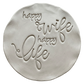 Präziser Stempelabdruck 'happy wife happy life' in hellem Ton. Die schwungvolle, moderne Schreibschrift erzeugt ein sauberes, tiefes Relief auf der runden Tonplatte.