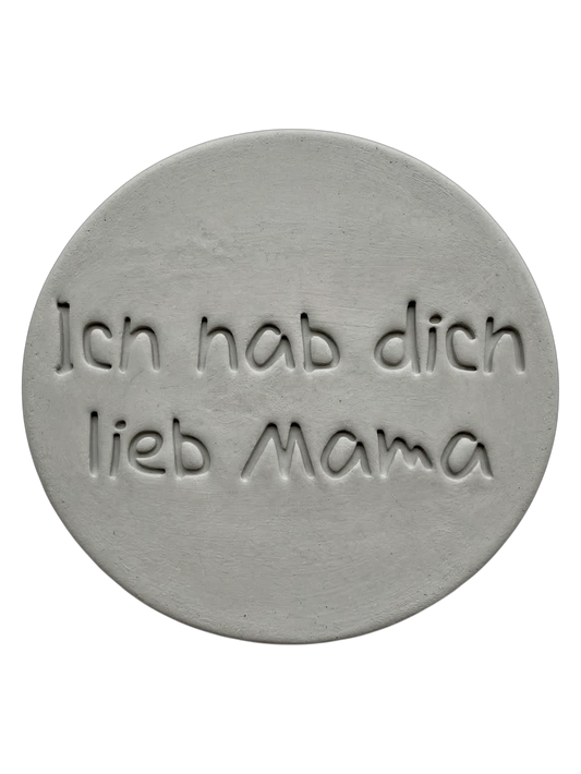 Präziser Abdruck im Ton mit dem Schriftzug 'Ich hab dich lieb Mama'. Hochwertiger Keramikstempel für persönliche Geschenke zum Muttertag, Geburtstag oder als kleine Aufmerksamkeit.