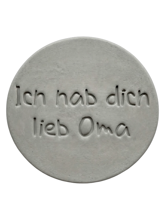 Sauberer Abdruck im Ton mit dem Schriftzug 'Ich hab dich lieb Oma'. Hochwertiger Keramikstempel für persönliche Geschenke von Enkelkindern zum Geburtstag, zu Weihnachten oder als liebevolle Überraschung.