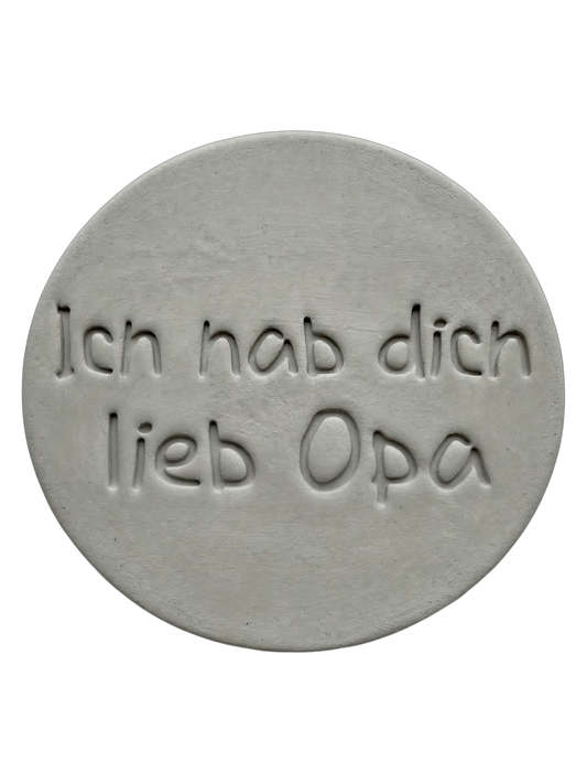 Präziser Abdruck im Ton mit dem Schriftzug 'Ich hab dich lieb Opa'. Ein idealer Keramikstempel für persönliche Geschenke von Enkelkindern zum Geburtstag oder zu Weihnachten.