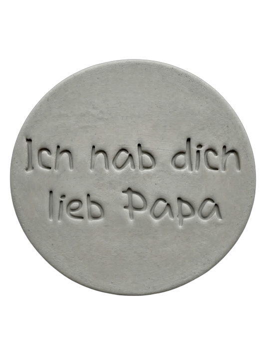 Sauberer Abdruck im Ton mit dem Schriftzug 'Ich hab dich lieb Papa'. Hochwertiger Keramikstempel für persönliche Geschenke zum Vatertag oder Geburtstag.