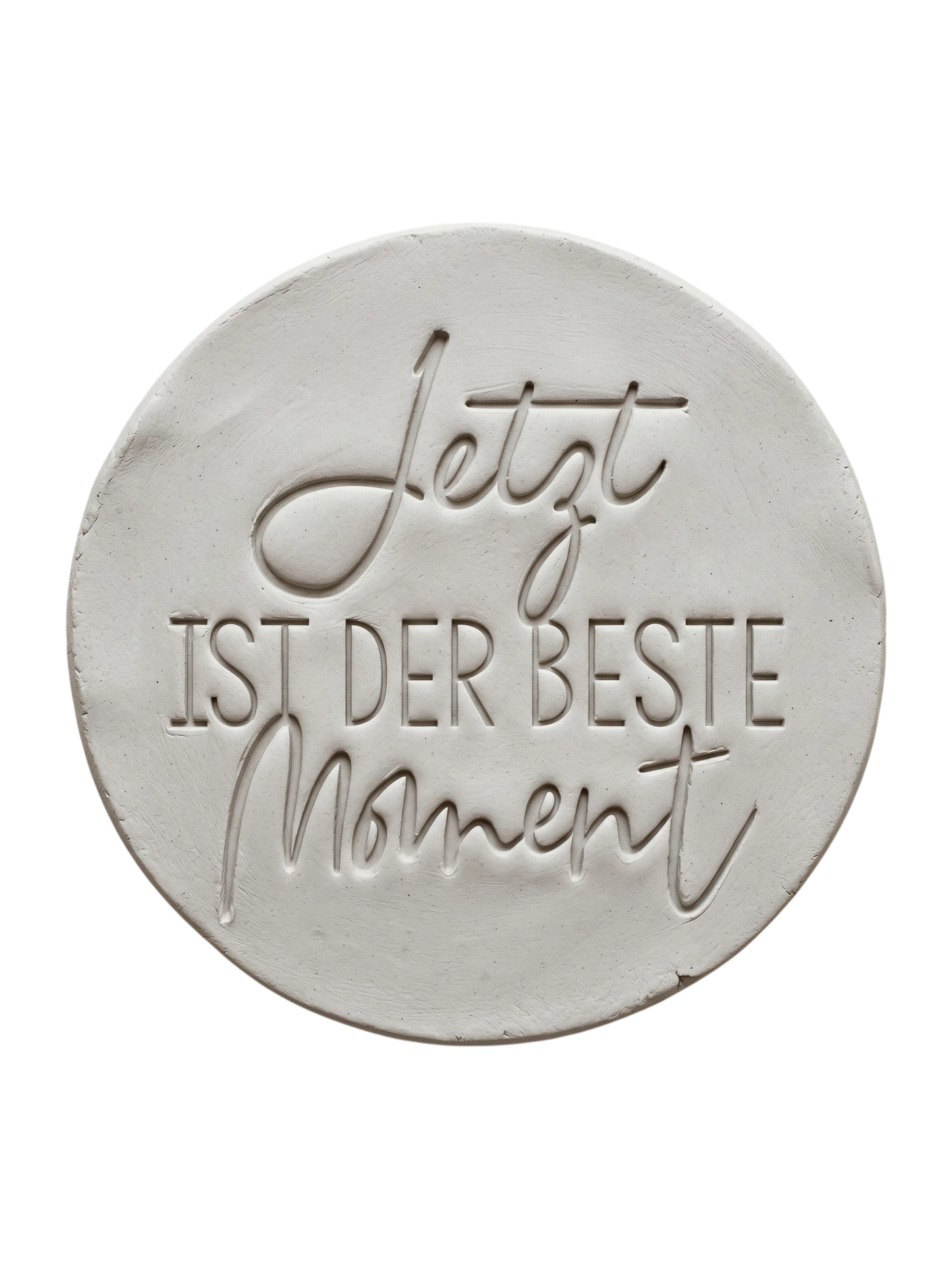 Präziser Stempelabdruck 'Jetzt ist der beste Moment' in hellem Ton. Die harmonische Kombination aus schwungvoller Kalligrafie und klarer Serifenschrift erzeugt ein tiefes Relief.
