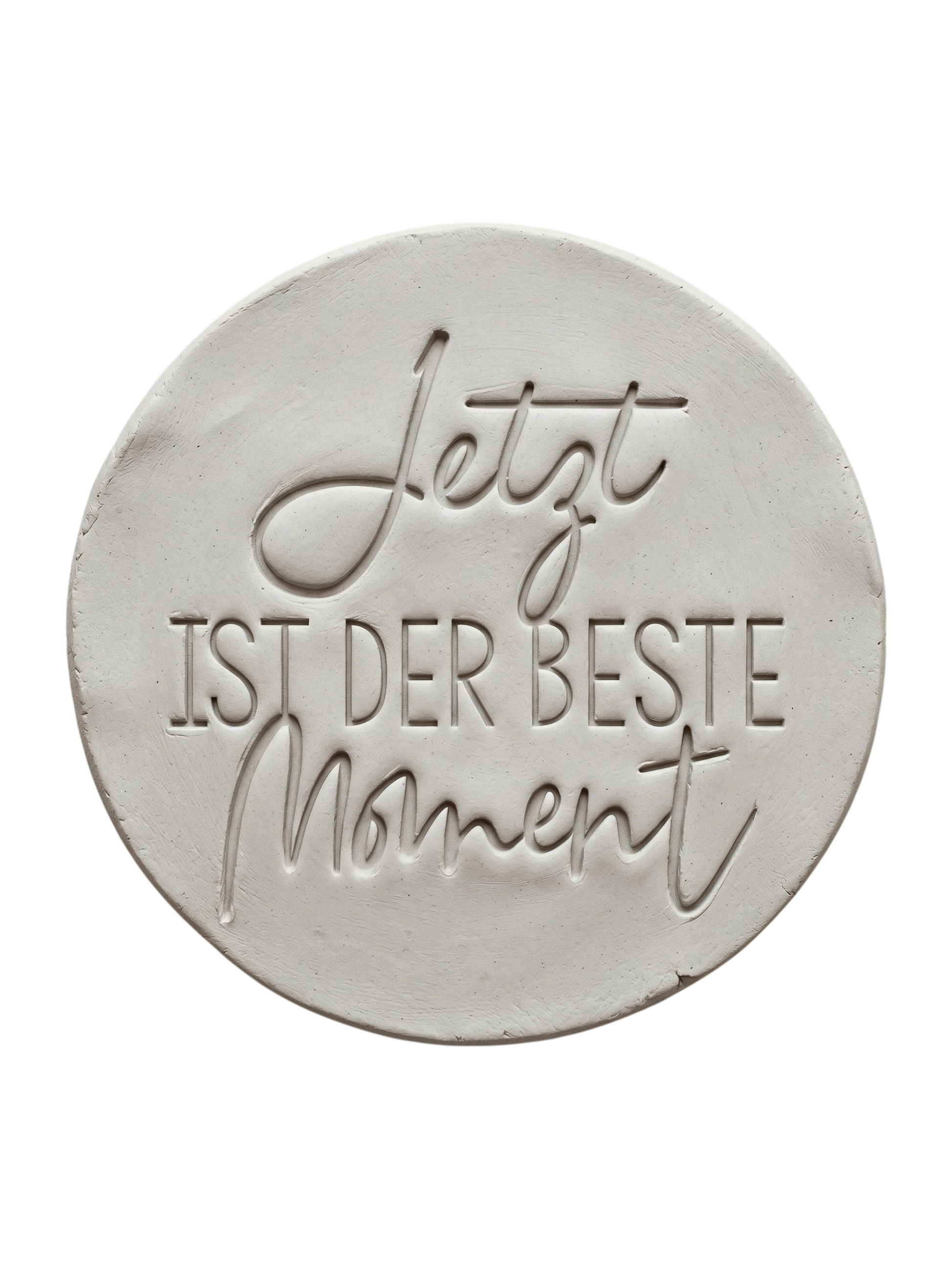 Präziser Stempelabdruck 'Jetzt ist der beste Moment' in hellem Ton. Die harmonische Kombination aus schwungvoller Kalligrafie und klarer Serifenschrift erzeugt ein tiefes Relief.