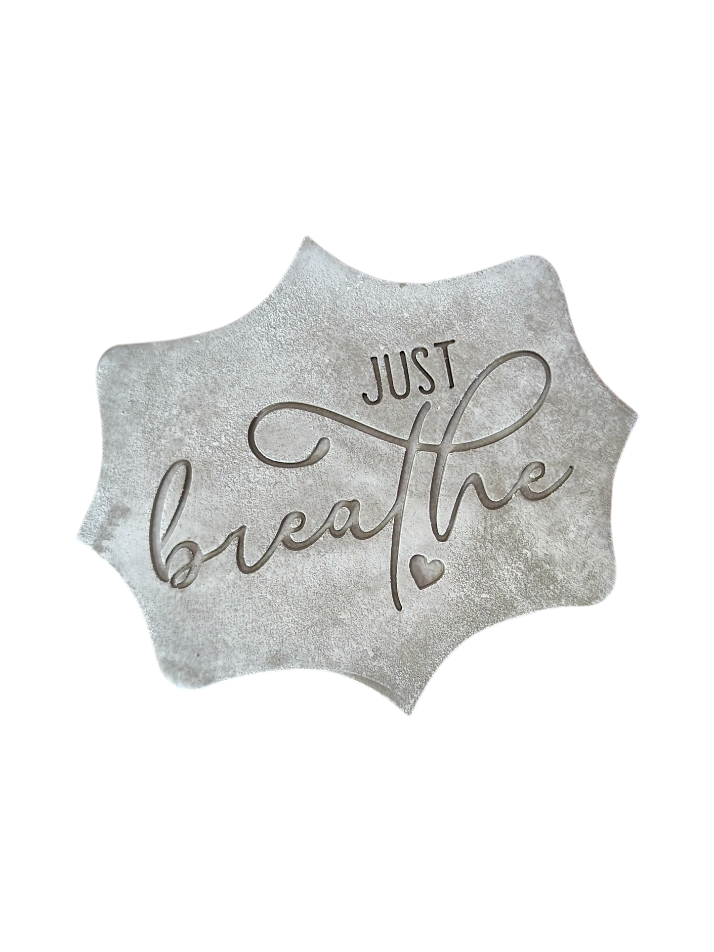 Präziser Abdruck im hellen Ton mit dem Motiv 'Just breathe' auf einer dekorativen Tonplatte. Kreative Töpfer-Idee für Seifenschalen, Räucherstäbchenhalter oder Wand-Deko.
