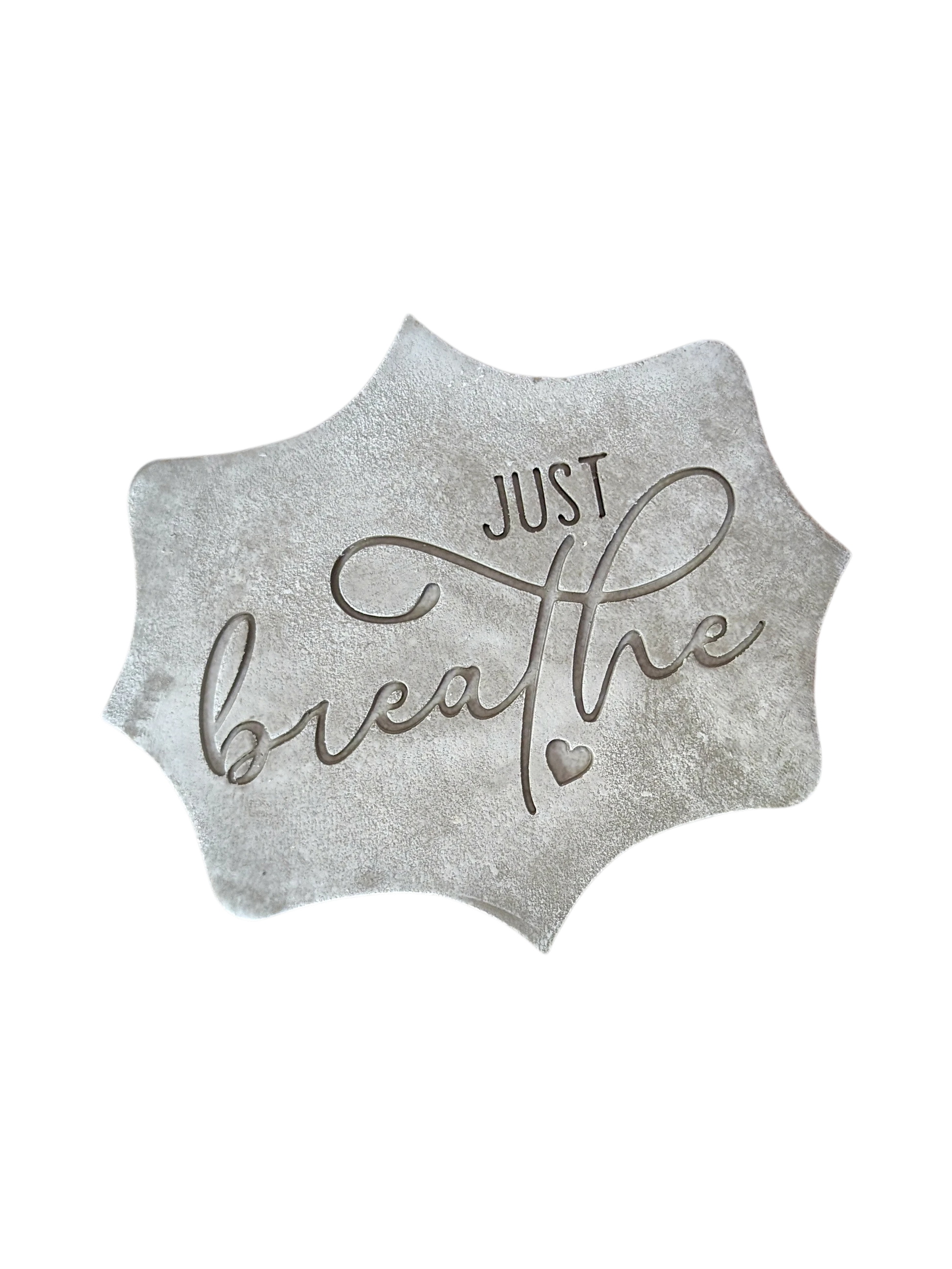 Präziser Abdruck im hellen Ton mit dem Motiv 'Just breathe' auf einer dekorativen Tonplatte. Kreative Töpfer-Idee für Seifenschalen, Räucherstäbchenhalter oder Wand-Deko.