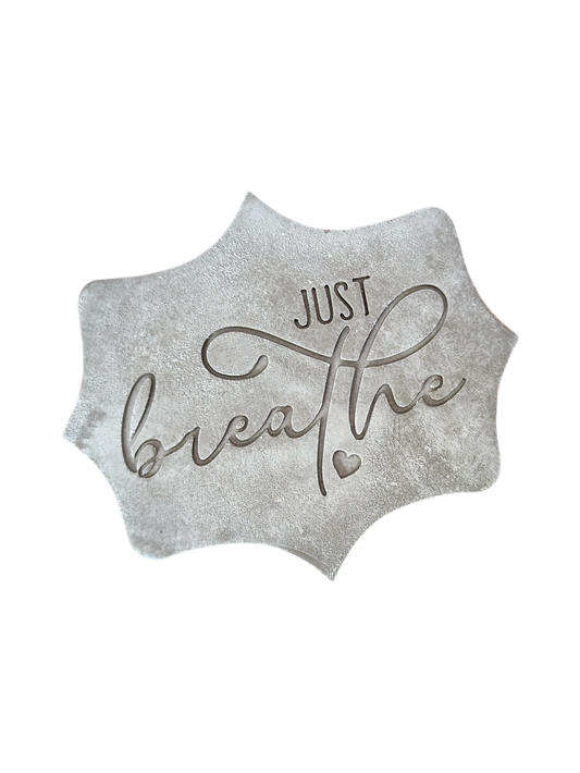 Präziser Abdruck im hellen Ton mit dem Motiv 'Just breathe' auf einer dekorativen Tonplatte. Kreative Töpfer-Idee für Seifenschalen, Räucherstäbchenhalter oder Wand-Deko.