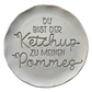 Ein glasierter Keramikteller mit dem handgemachten Stempelabdruck 'Du bist der Ketchup zu meinen Pommes'. Detailreicher Schriftzug und eine kleine Pommesschachtel als Verzierung für kreative Töpferprojekte.
