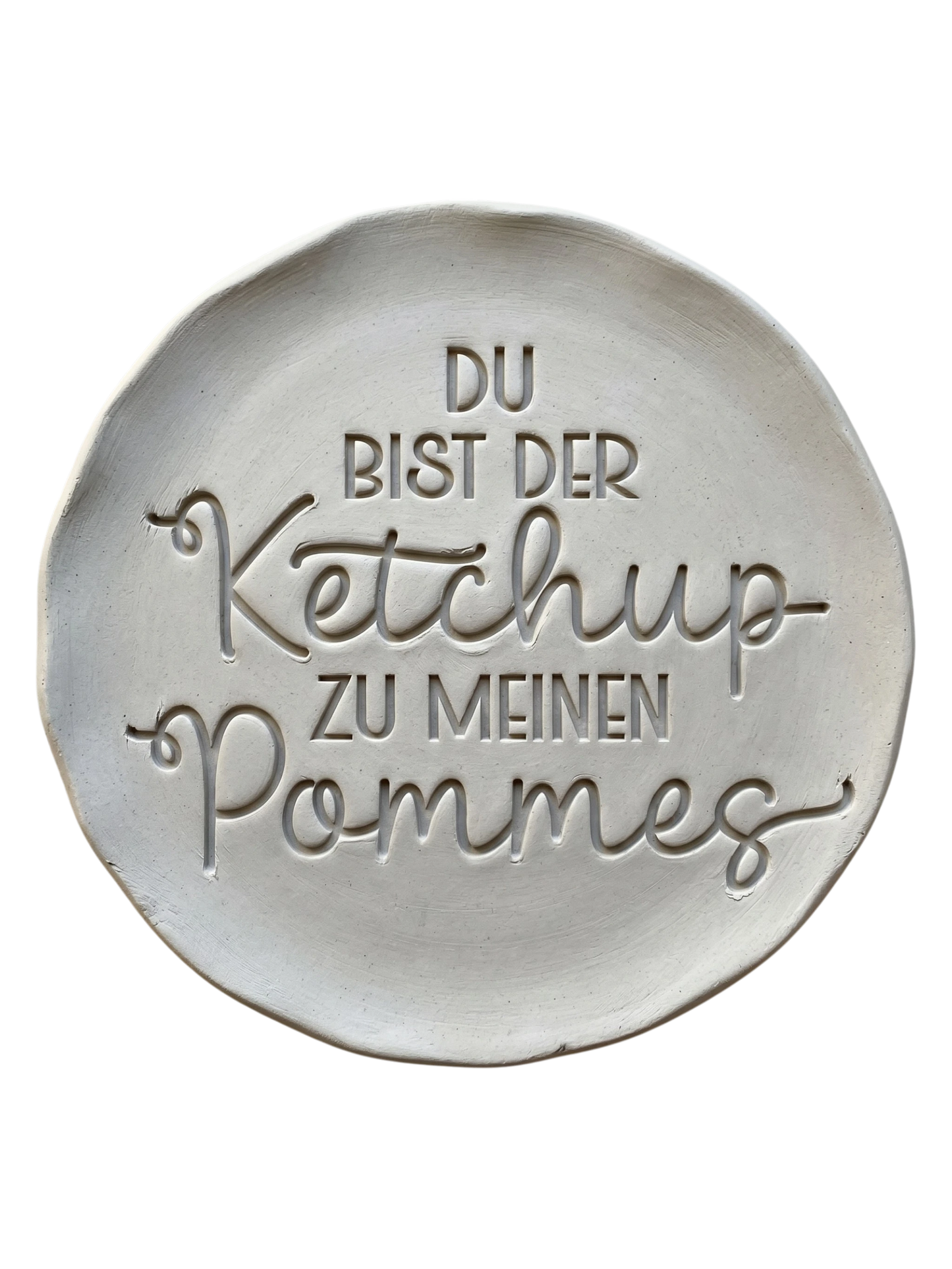 Ein glasierter Keramikteller mit dem handgemachten Stempelabdruck 'Du bist der Ketchup zu meinen Pommes'. Detailreicher Schriftzug und eine kleine Pommesschachtel als Verzierung für kreative Töpferprojekte.
