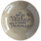 Ein glasierter Keramikteller mit dem handgemachten Stempelabdruck 'Du bist der Ketchup zu meinen Pommes'. Detailreicher Schriftzug und eine kleine Pommesschachtel als Verzierung für kreative Töpferprojekte.