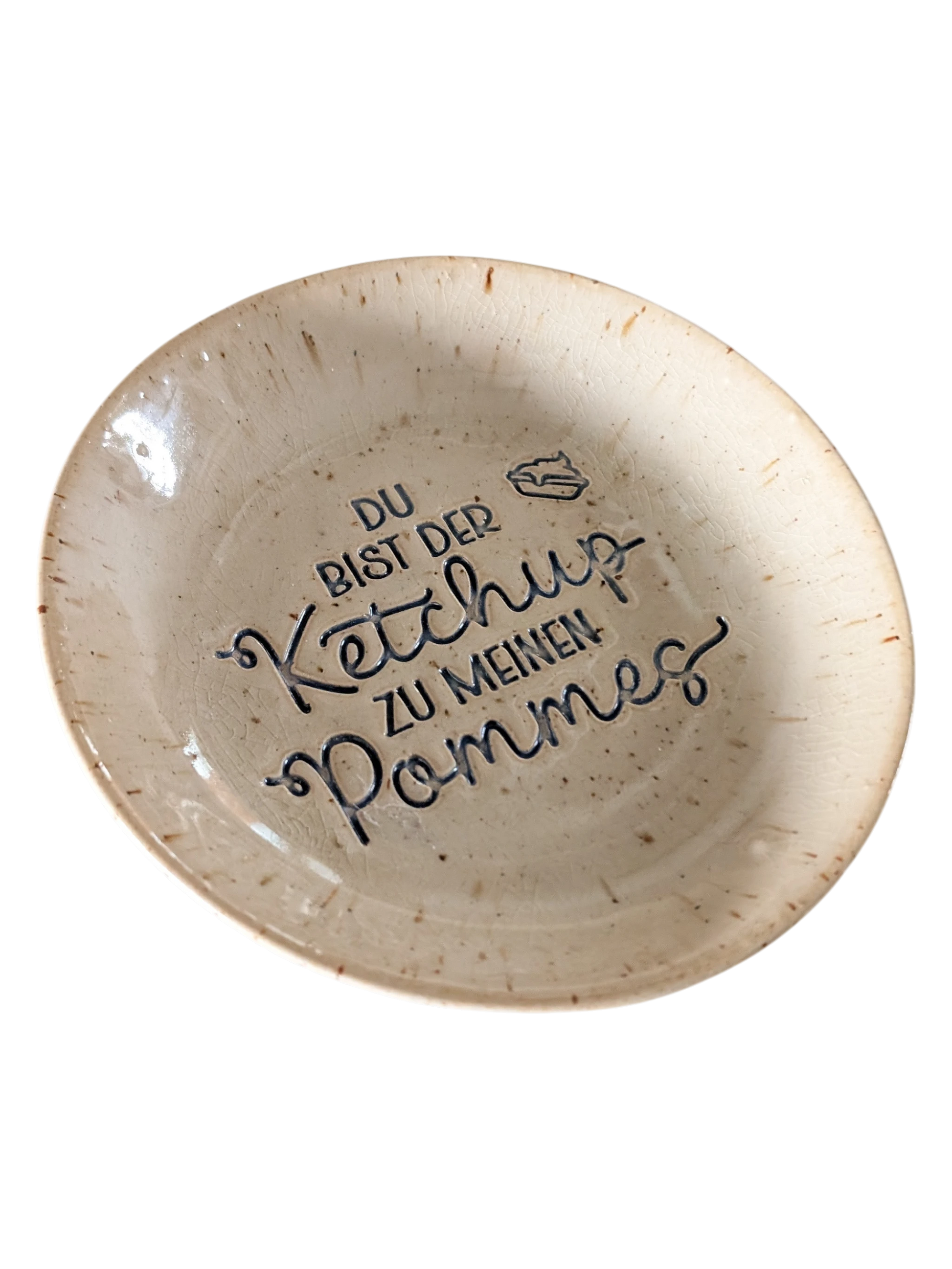 Ein glasierter Keramikteller mit dem handgemachten Stempelabdruck 'Du bist der Ketchup zu meinen Pommes'. Detailreicher Schriftzug und eine kleine Pommesschachtel als Verzierung für kreative Töpferprojekte