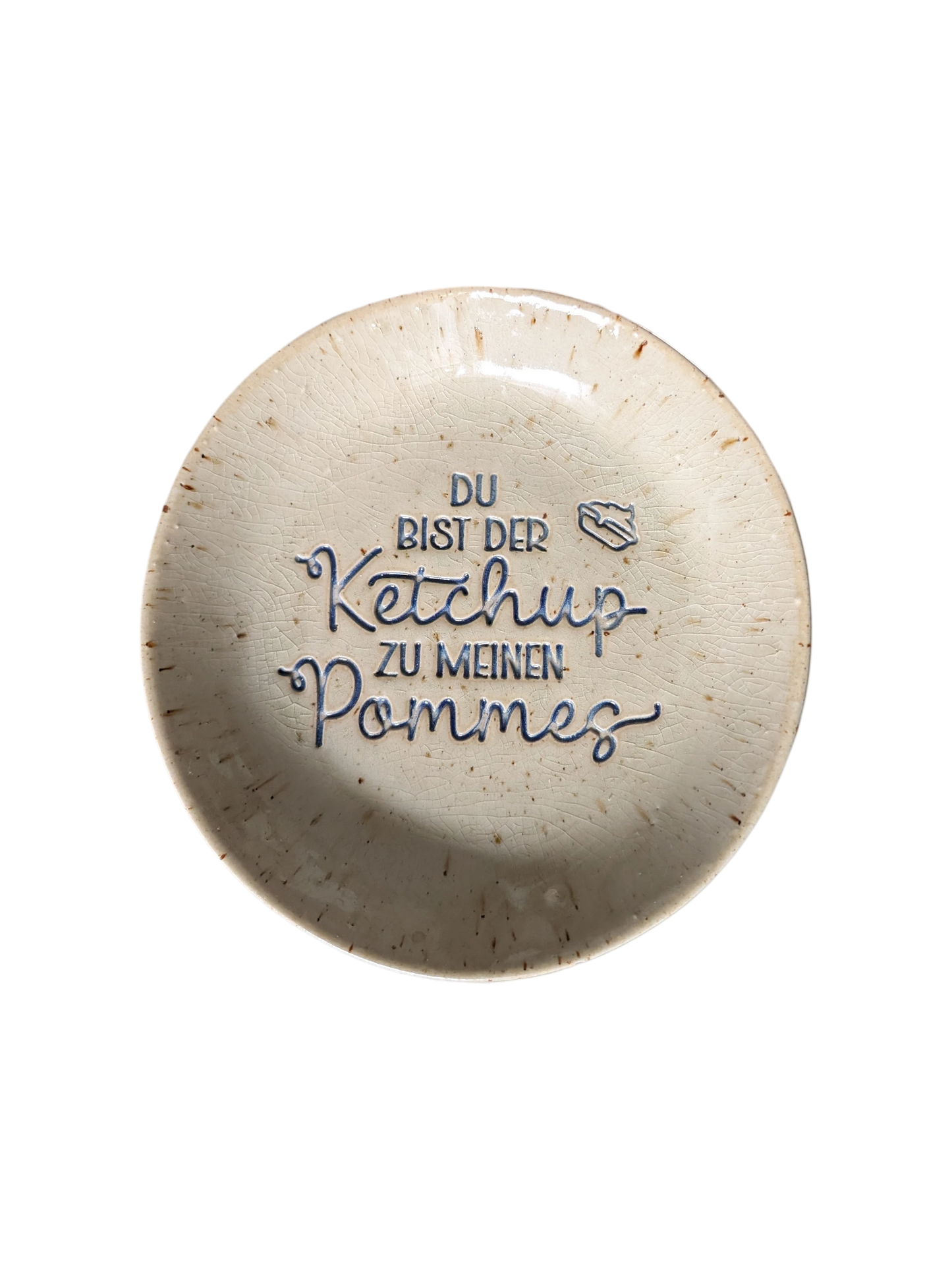Ein glasierter Keramikteller mit dem handgemachten Stempelabdruck 'Du bist der Ketchup zu meinen Pommes'. Detailreicher Schriftzug und eine kleine Pommesschachtel als Verzierung für kreative Töpferprojekte.