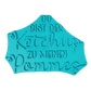 Ein glasierter Keramikteller mit dem handgemachten Stempelabdruck 'Du bist der Ketchup zu meinen Pommes'. Detailreicher Schriftzug und eine kleine Pommesschachtel als Verzierung für kreative Töpferprojekte.