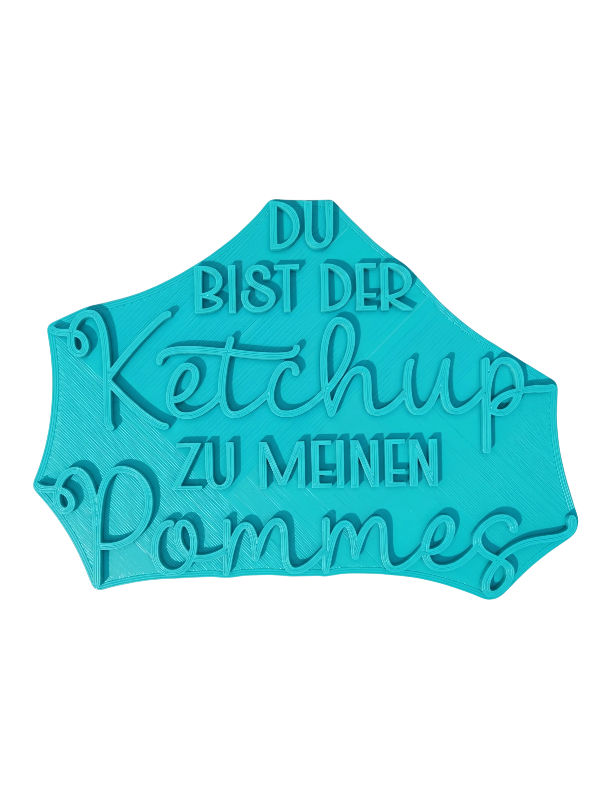Ein glasierter Keramikteller mit dem handgemachten Stempelabdruck 'Du bist der Ketchup zu meinen Pommes'. Detailreicher Schriftzug und eine kleine Pommesschachtel als Verzierung für kreative Töpferprojekte.