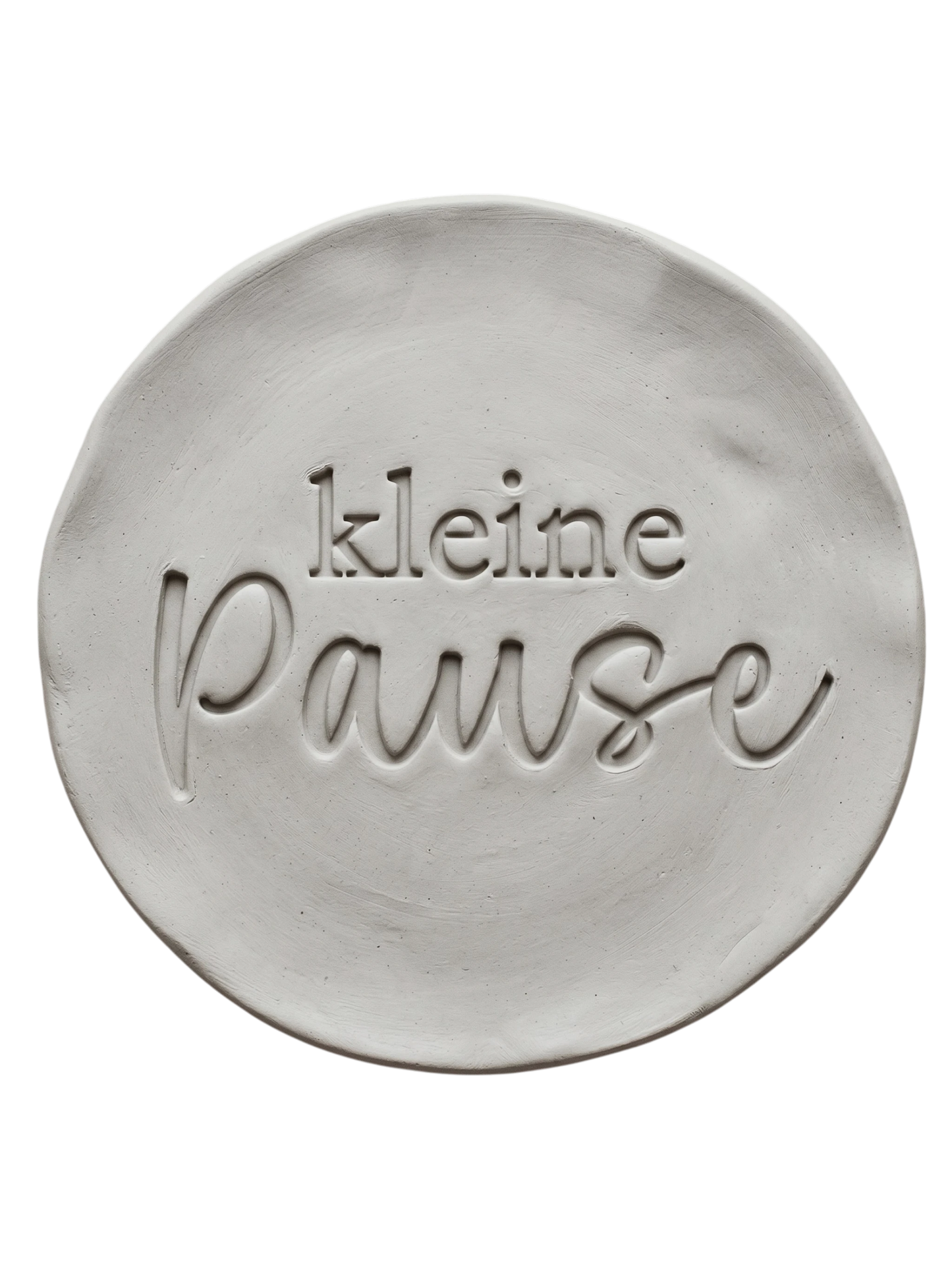 Präziser Stempelabdruck 'kleine Pause' in hellem Ton. Die Kombination aus moderner Druckschrift und eleganter Schreibschrift erzeugt ein sauberes Relief auf der runden Tonplatte.
