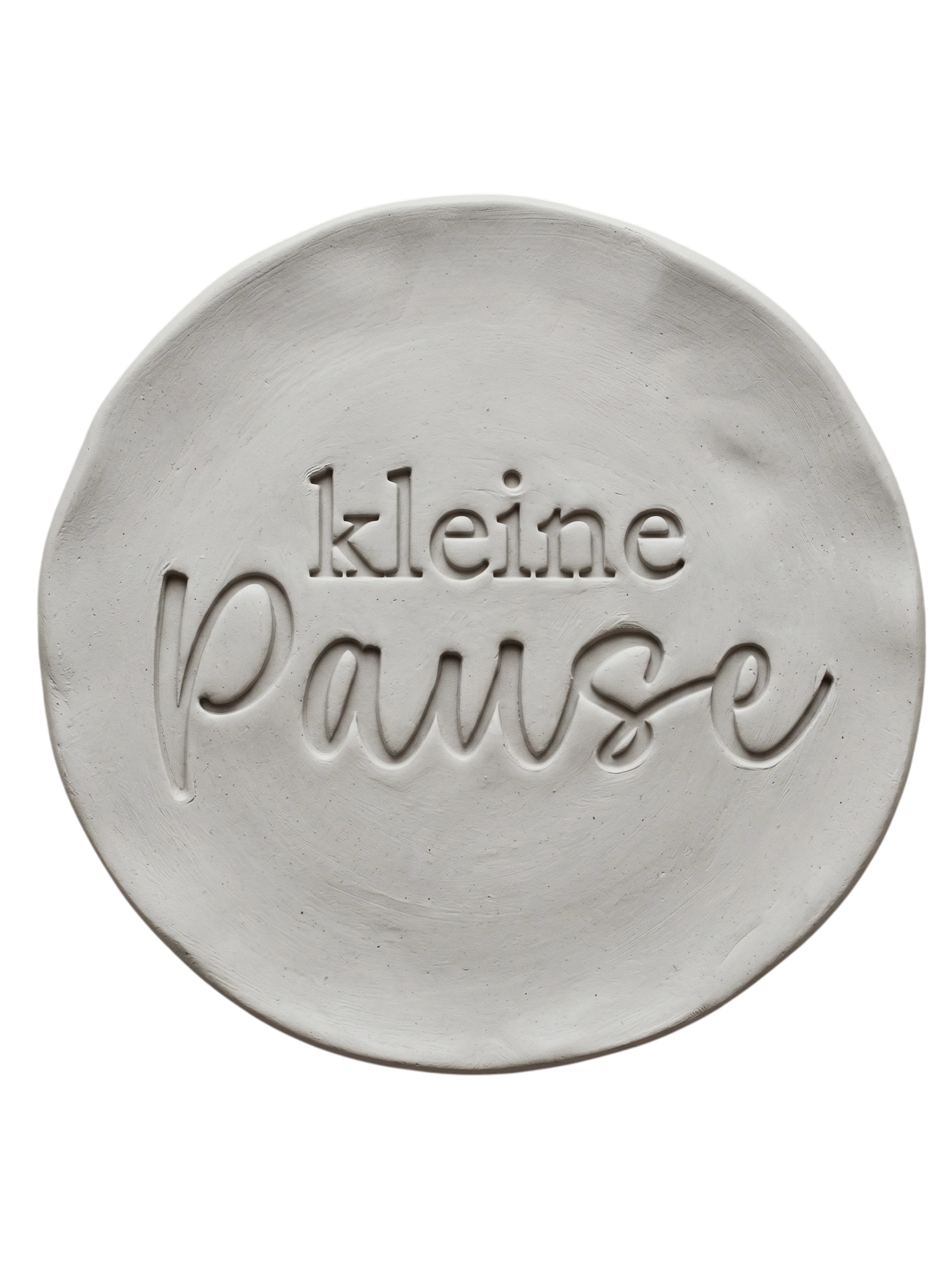 Präziser Stempelabdruck 'kleine Pause' in hellem Ton. Die Kombination aus moderner Druckschrift und eleganter Schreibschrift erzeugt ein sauberes Relief auf der runden Tonplatte.