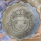 Keramikstempel ’Lamm Sanft’ – Frühlingshafter Blumenkranz (12cm - 19cm) - osterstempel