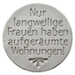 Präziser Stempelabdruck 'Nur langweilige Frauen haben aufgeräumte Wohnungen!' in hellem Ton. Sauberes Relief mit moderner Typografie und floralem Ornament am unteren Rand.